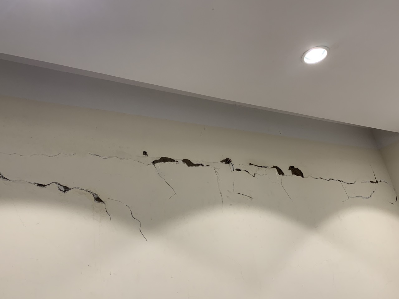 Những lý do gây nên vấn đề nứt tường, thấm, dột